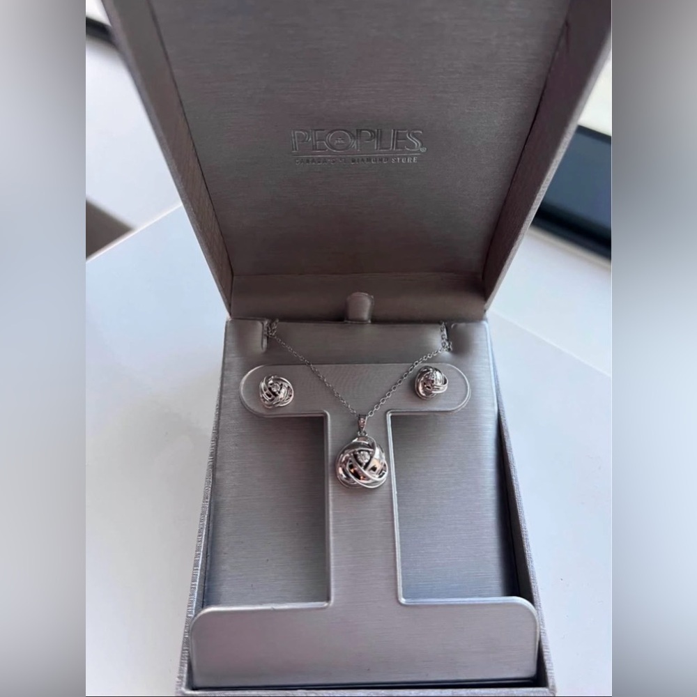 People's Silver Knot Pendant Necklace and Stud Earring Set - Silver